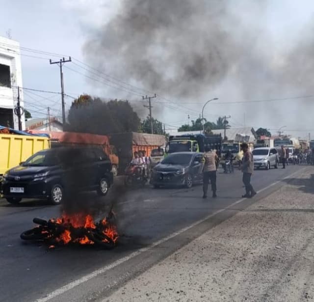 motor_pegawai_dinsos_deli_serdang_hangus_terbakar_usai_kecelakaan_di_jalinsum