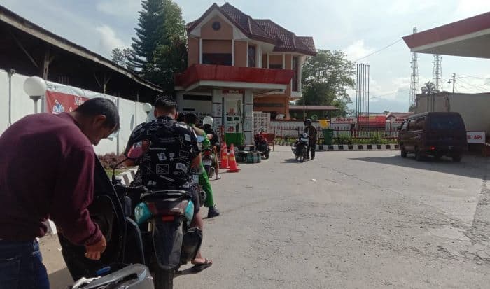 pengendara_kesal_lambannya_proses_pengisian_bbm_di_spbu_porsea