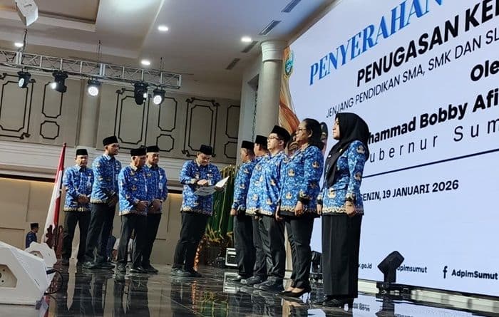 serahkan_sk_ke_248_kepala_sekolah_bobby_nasution_tegaskan_larangan_pungli_di_smasmk_negeri_sumut