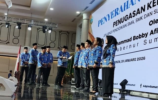 serahkan_sk_ke_248_kepala_sekolah_bobby_nasution_tegaskan_larangan_pungli_di_smasmk_negeri_sumut