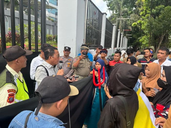 tak_punya_izin_dan_rekomtek_bwss_massa_minta_tembok_city_view_dibongkar
