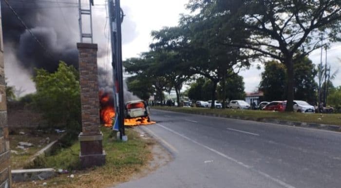 toyota_innova_terbakar_di_jalan_arteri_bandara_kualanamu_deli_serdang_lalu_lintas_sempat_dialihkan