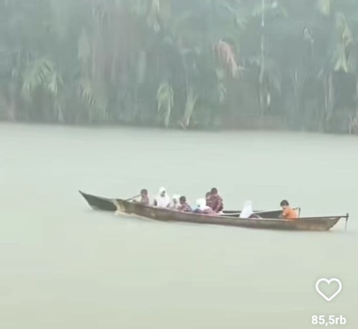 viral_pelajar_sd_di_asahan_bantu_tarik_sampan_temannya_yang_mogok_di_tengah_sungai