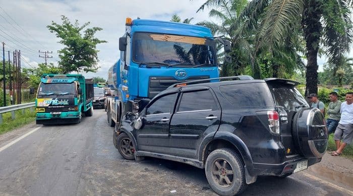 adu_kambing_di_jalinsum_asahan_toyota_rush_ringsek_sopir_luka_berat