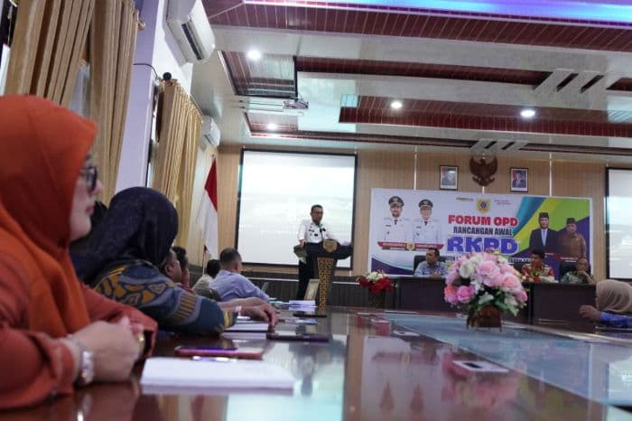 bupati_fery_sahputra_simatupang_tantang_opd_hentikan_program_seremonial_infrastruktur_desa_di_labusel_jadi_prioritas