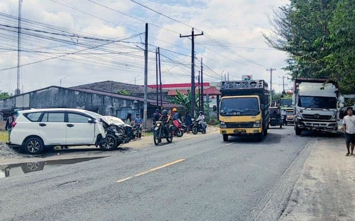 gagal_salip_bus_di_depannya_innova_tabrak_truk_di_jalinsum_batu_bara_