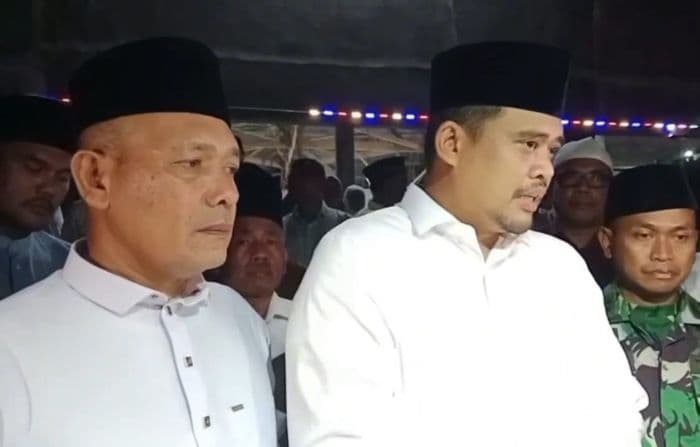 gubernur_sumut_salat_tarawih_perdana_bersama_warga_terdampak_bencana_di_tapteng
