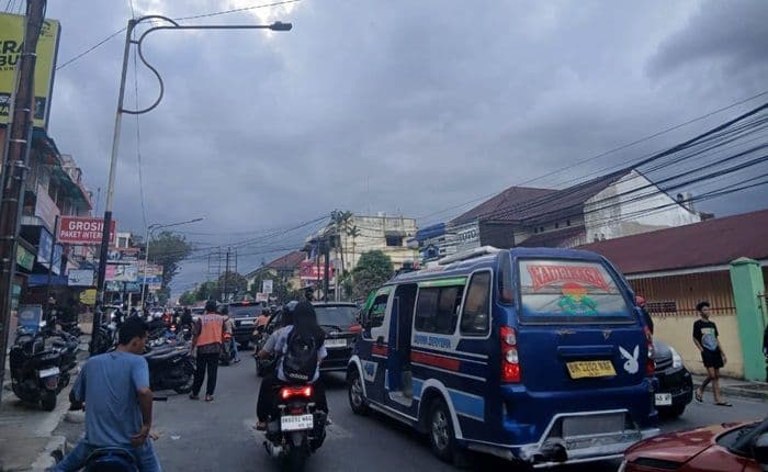 hari_pertama_ramadan_lalu_lintas_pematangsiantar_macet_total_karena_pedagang_takjil
