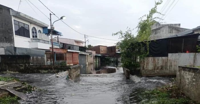 hujan_di_pegunungan_sejumlah_sungai_di_medan_meluap