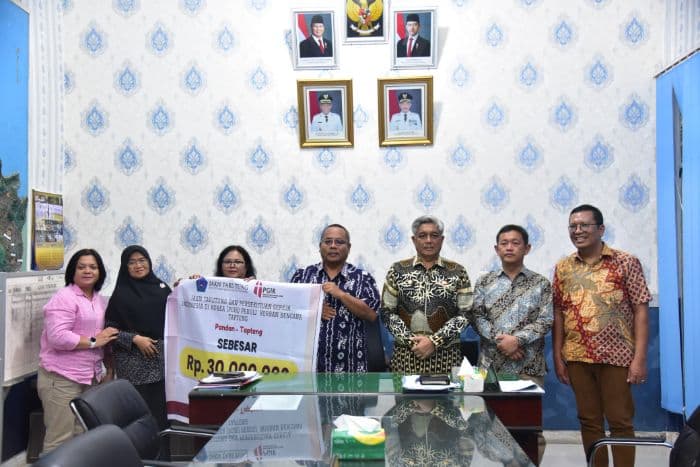 iakn_tarutung_salurkan_bansos_rp30_juta_kepada_korban_terdampak_bencana_di_tapteng