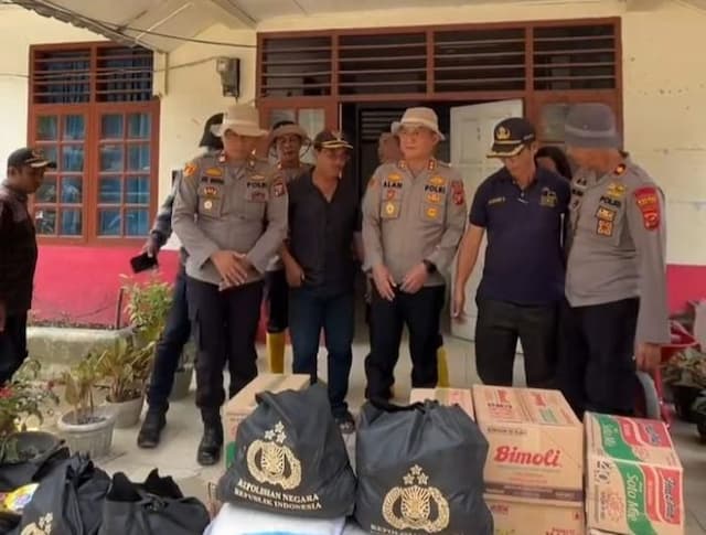 kapolres_salurkan_bantuan_kepada_warga_terdampak_bencana_di_sitahuis_tapteng