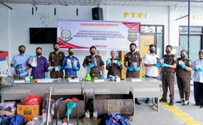 kejari_batu_bara_musnahkan_barang_bukti_99_perkara_pidana