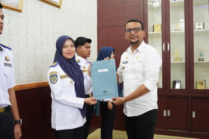 serahkan_sk_cpns_lulusan_sttd_labusel_bupati_fery_sahputra_simatupang_ingatkan_disiplin_dan_integritas_asn