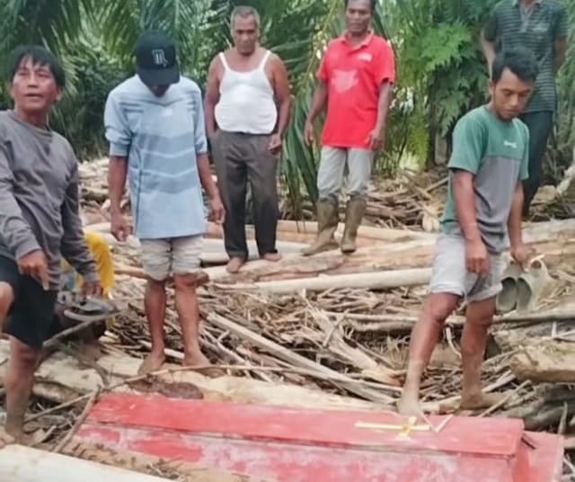 warga_temukan_peti_mati_berisi_jenazah_pasca_banjir_tapteng