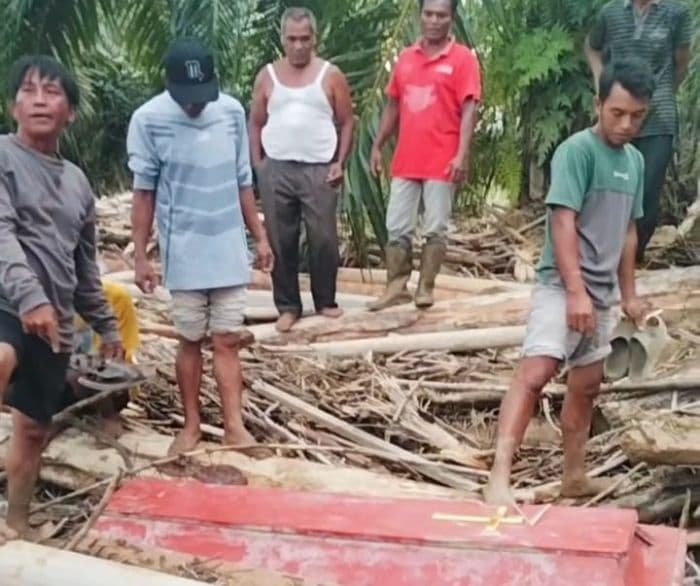warga_temukan_peti_mati_berisi_jenazah_pasca_banjir_tapteng