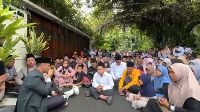warga_yang_tahlilan_di_depan_rumah_jokowi_ternyata_dari_pesantren_hidayatul_khalil_videonya_viral