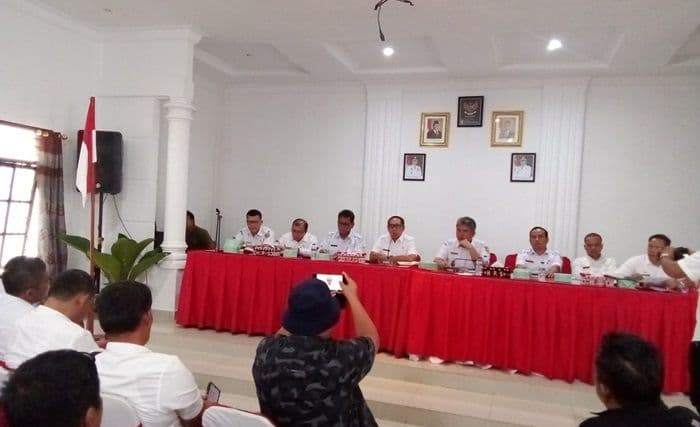 bupati_dan_dprd_taput_tanggapi_proyek_pipa_air_rp82_m_tak_berfungsi