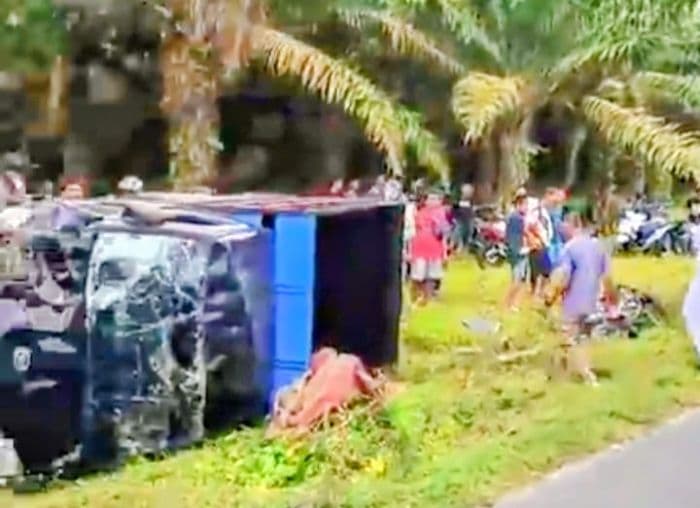 mobil_pikup_tabrakan_dengan_motor_di_perkebunan_tiu_batu_bara_dua_orang_tewas