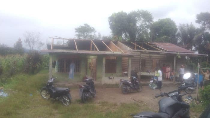 sembilan_unit_rumah_rusak_parah_diterjang_angin_puting_beliung_di_pangguruan_sumbul_dairi