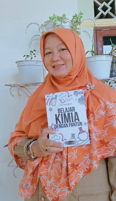 guru_sma_di_tebing_tinggi_ciptakan_buku_belajar_kimia_dengan_pantun