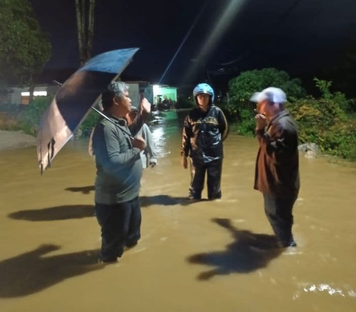 sungai_aek_haidupan_meluap_sejumlah_rumah_di_tarutung_terendam