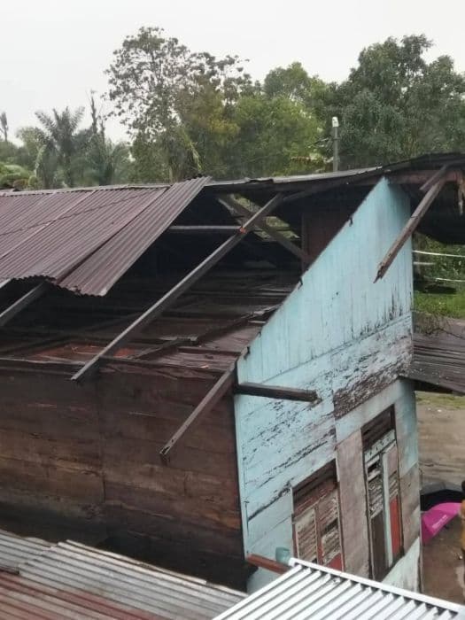 angin_puting_beliung_rusak_sembilan_rumah_warga_di_sipaholon_taput