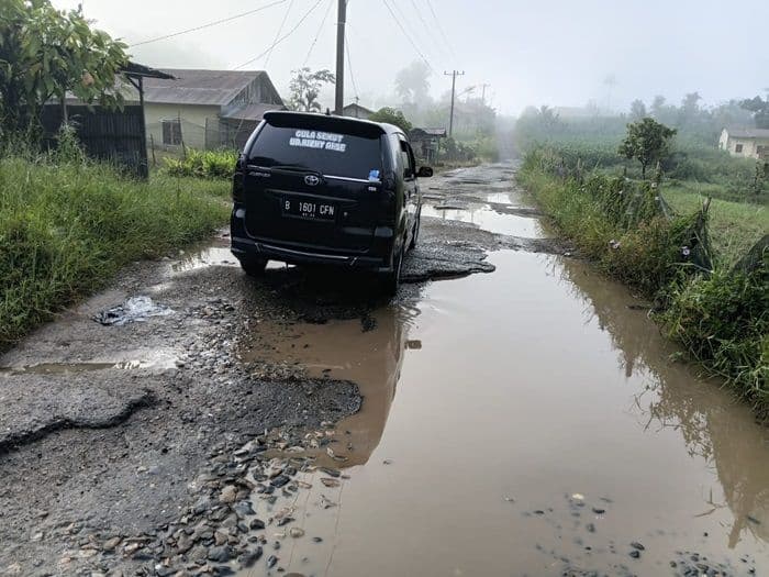 dijuluki_jalan_seribu_lubang_warga_arse_tapsel_minta_perbaikan_segera