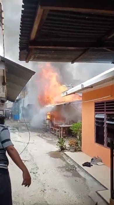 kebakaran_di_medan_polonia_hanguskan_4_rumah_16_warga_kehilangan_tempat_tinggal