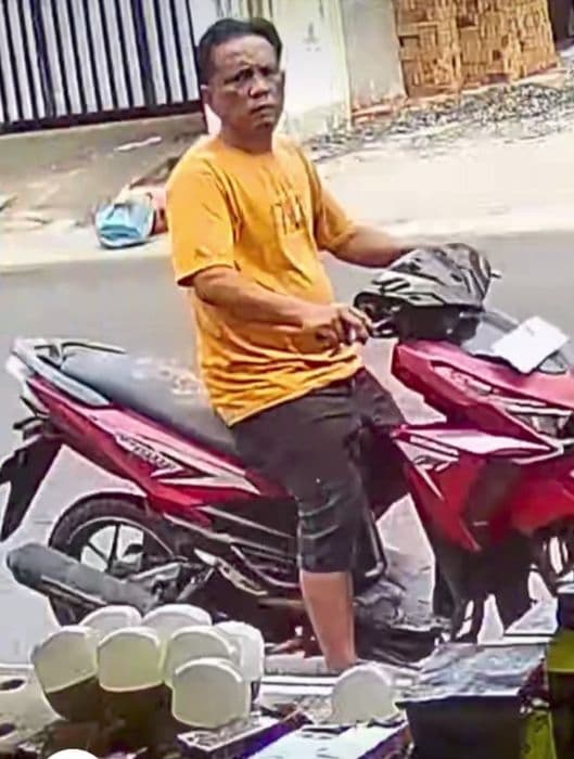 pencurian_di_lubuk_pakam_terekam_cctv_pelaku_bawa_kabur_dua_botol_minyak