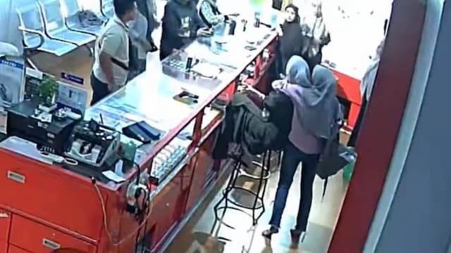 perempuan_di_medan_ancam_karyawati_toko_ponsel_dengan_sajam_pelaku_diamankan