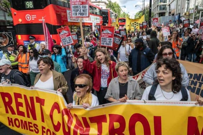 ribuan_warga_london_demo_tuntut_perumahan_terjangkau_dan_pembatasan_sewa