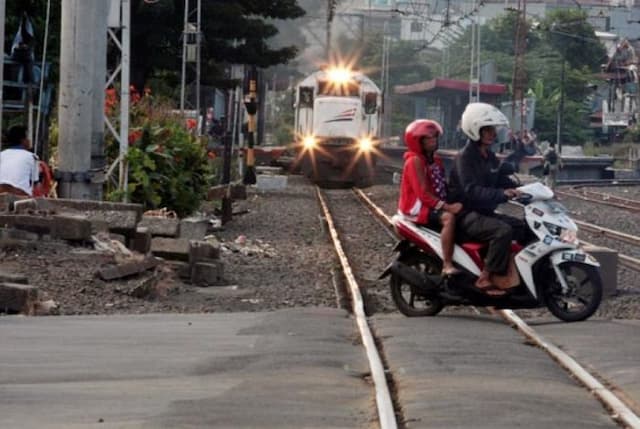 begini_penjelasan_kai_dalam_berkendara_saat_melintasi_rel_kereta_api