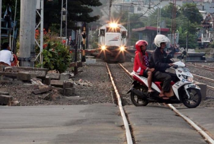 begini_penjelasan_kai_dalam_berkendara_saat_melintasi_rel_kereta_api