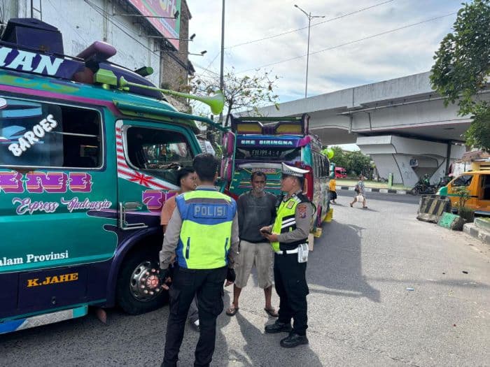 belasan_bus_akdp_ditilang_di_jalan_jamin_ginting_picu_kemacetan_saat_naikkan_penumpang