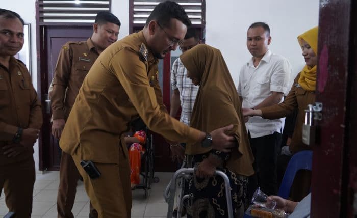 bupati_labusel_serahkan_alat_bantu_untuk_penyandang_disabilitas