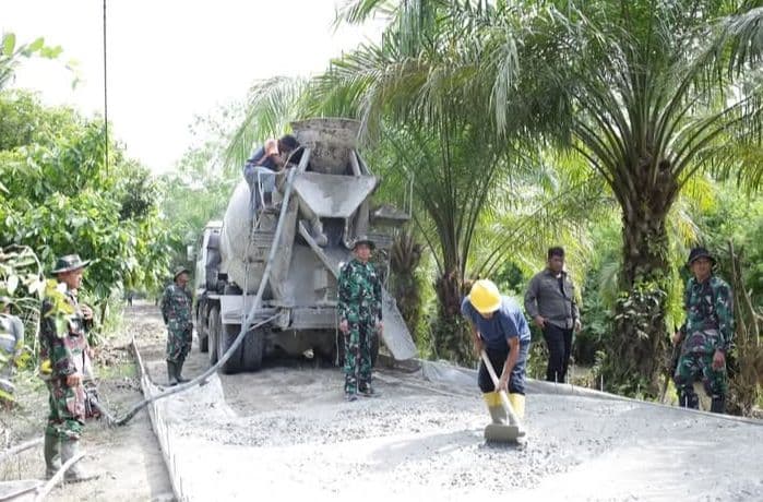 dandim_0208asahan_tinjau_langsung_progres_tmmd_ke124_meski_hari_libur