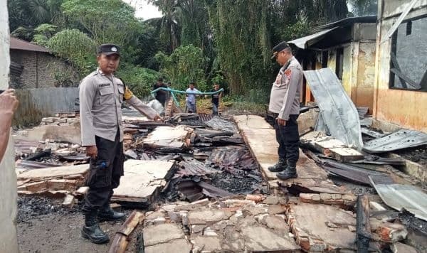 gedung_sdn_1203_padang_hasior_di_palas_hangus_terbakar