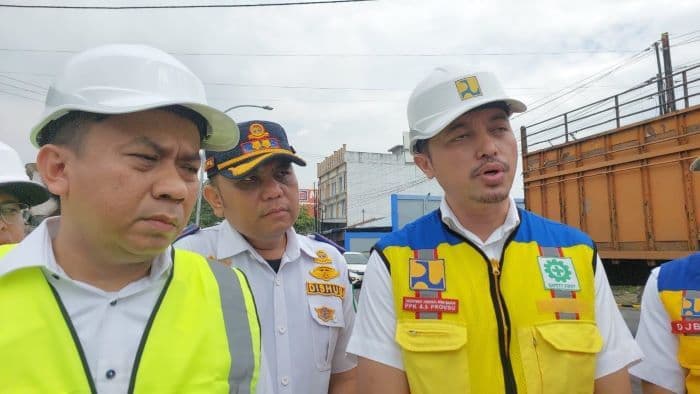 pastikan_sesuai_rencana_zulkarnaen_tinjau_penataan_median_jalan_tol_bandar_selamat_