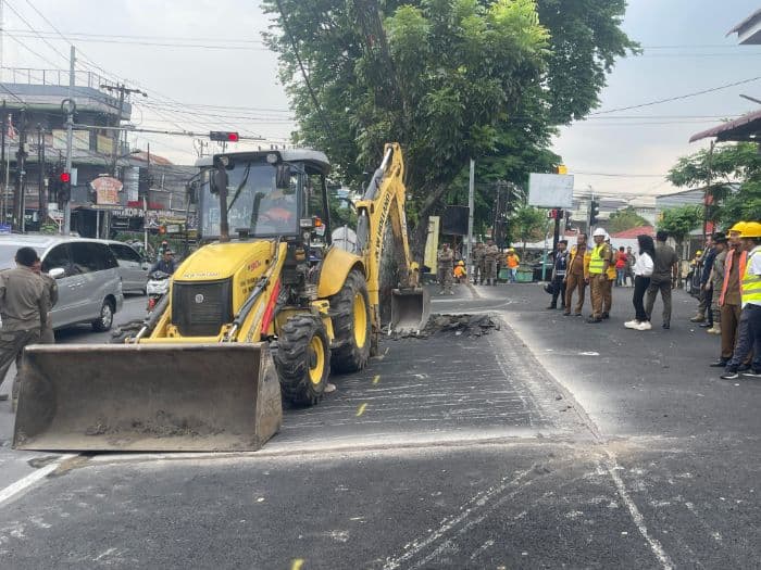 pemko_medan_bongkar_paksa_trotoar_di_depan_dara_kupi