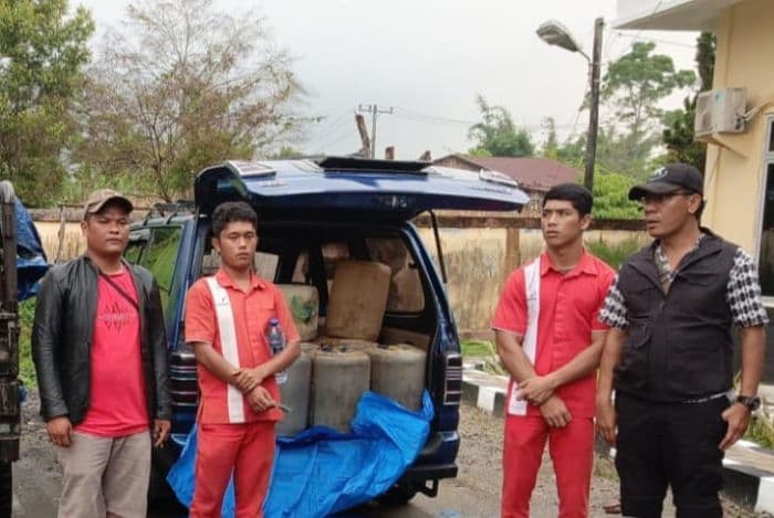 polres_simalungun_amankan_42_jerigen_bbm_subsidi_dan_enam_pelaku_di_tiga_lokasi