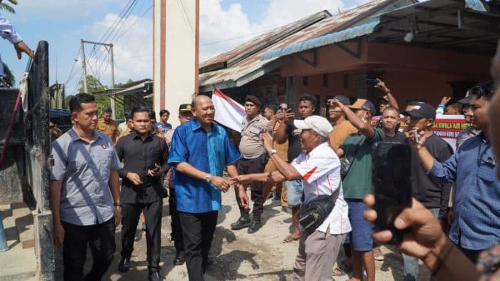 bupati_langkat_janji_jalan_rusak_di_desa_kwala_air_hitam_diperbaiki_tahun_ini_