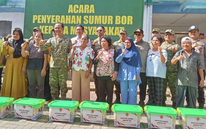 kasum_tni_tinjau_pemulihan_pascabencana_dan_serahkan_bantuan_air_bersih_di_tapteng_