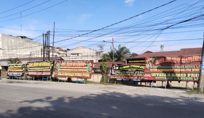 polsek_medan_labuhan_dipenuhi_karangan_bunga_apresiasi_pengungkapan_kasus_begal_sadis