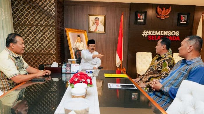 bupati_effendi_sampaikan_kesiapan_pemkab_toba_untuk_membangun_sekolah_rakyat_ke_mensos