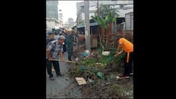 gotong_royong_bersihkan_sampah_di_tebing_tinggi_polisi_sekaligus_sosialisasikan_kamtibmas