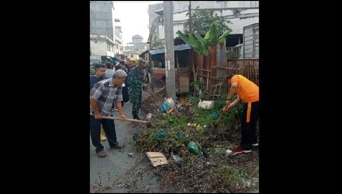 gotong_royong_bersihkan_sampah_di_tebing_tinggi_polisi_sekaligus_sosialisasikan_kamtibmas