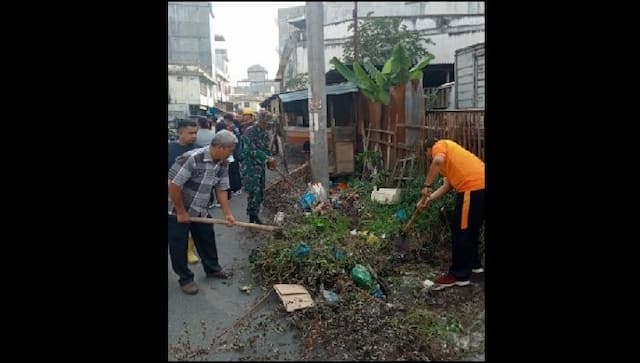 gotong_royong_bersihkan_sampah_di_tebing_tinggi_polisi_sekaligus_sosialisasikan_kamtibmas