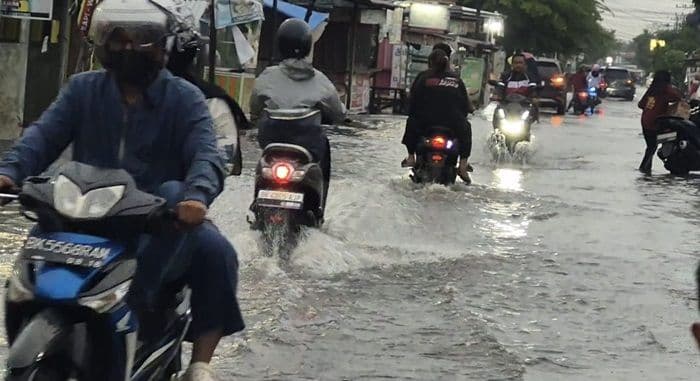 hujan_4_jam_guyur_binjai_jalan_mt_haryono_kembali_banjir_dan_ganggu_aktivitas_umkm