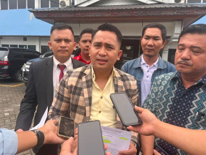 kuasa_hukum_buruh_cv_cahaya_ternak_pertanyakan_lambatnya_anjuran_disnaker_sumut_atas_kasus_phk