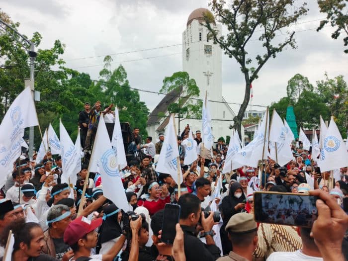 ratusan_massa_aksi_dukung_program_mbg_berunjuk_rasa_di_kantor_gubernur_sumut